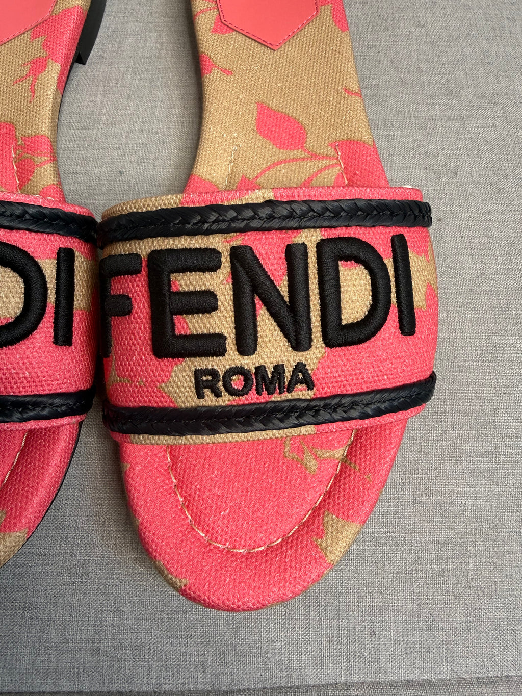 Fendi Roma Pink & Nude Floral Slides – EU 38 / UK 5 - NEW