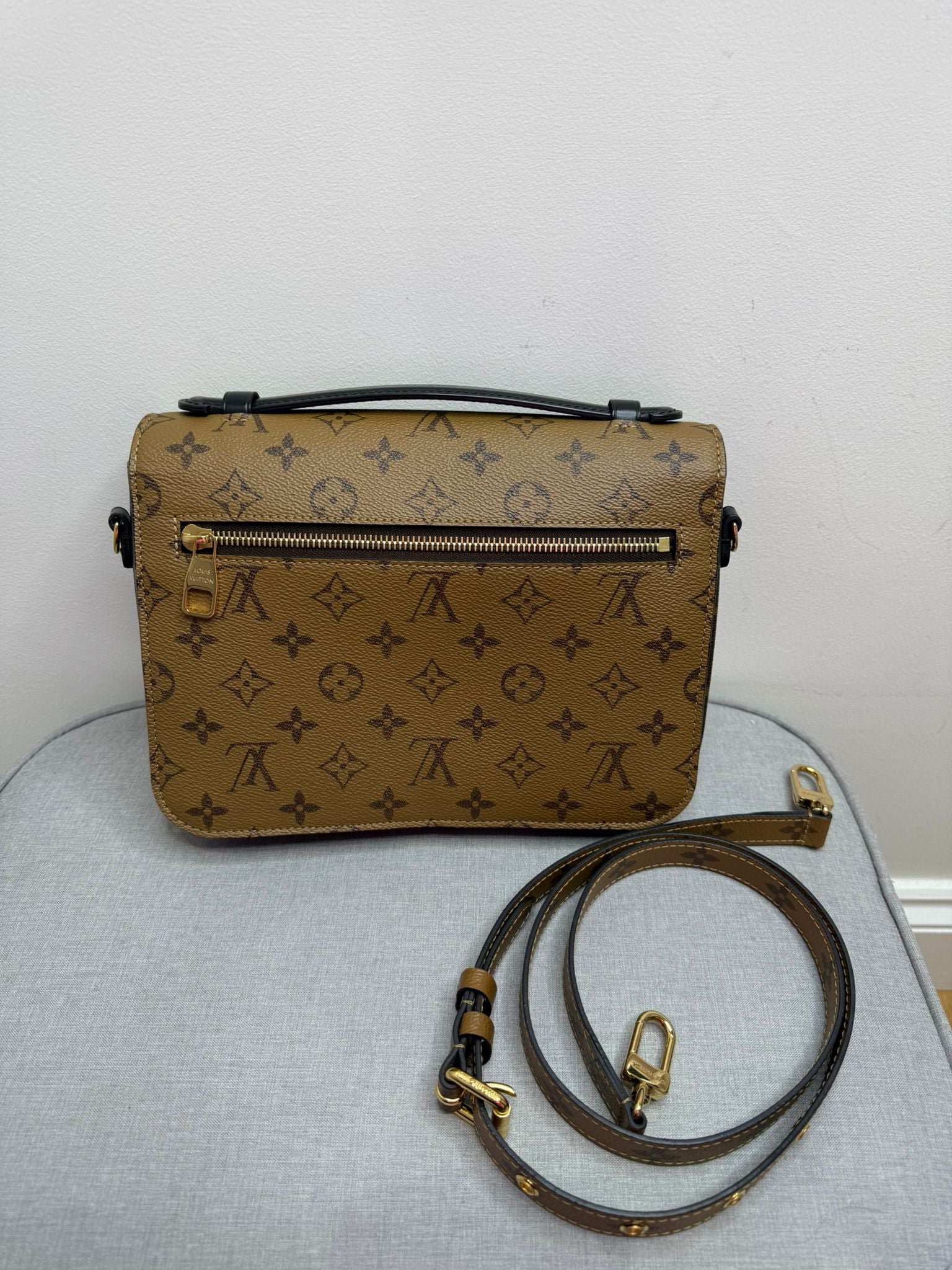 Pre-Owned Louis Vuitton Reverse Monogram Pochette Metis bag Crossbody