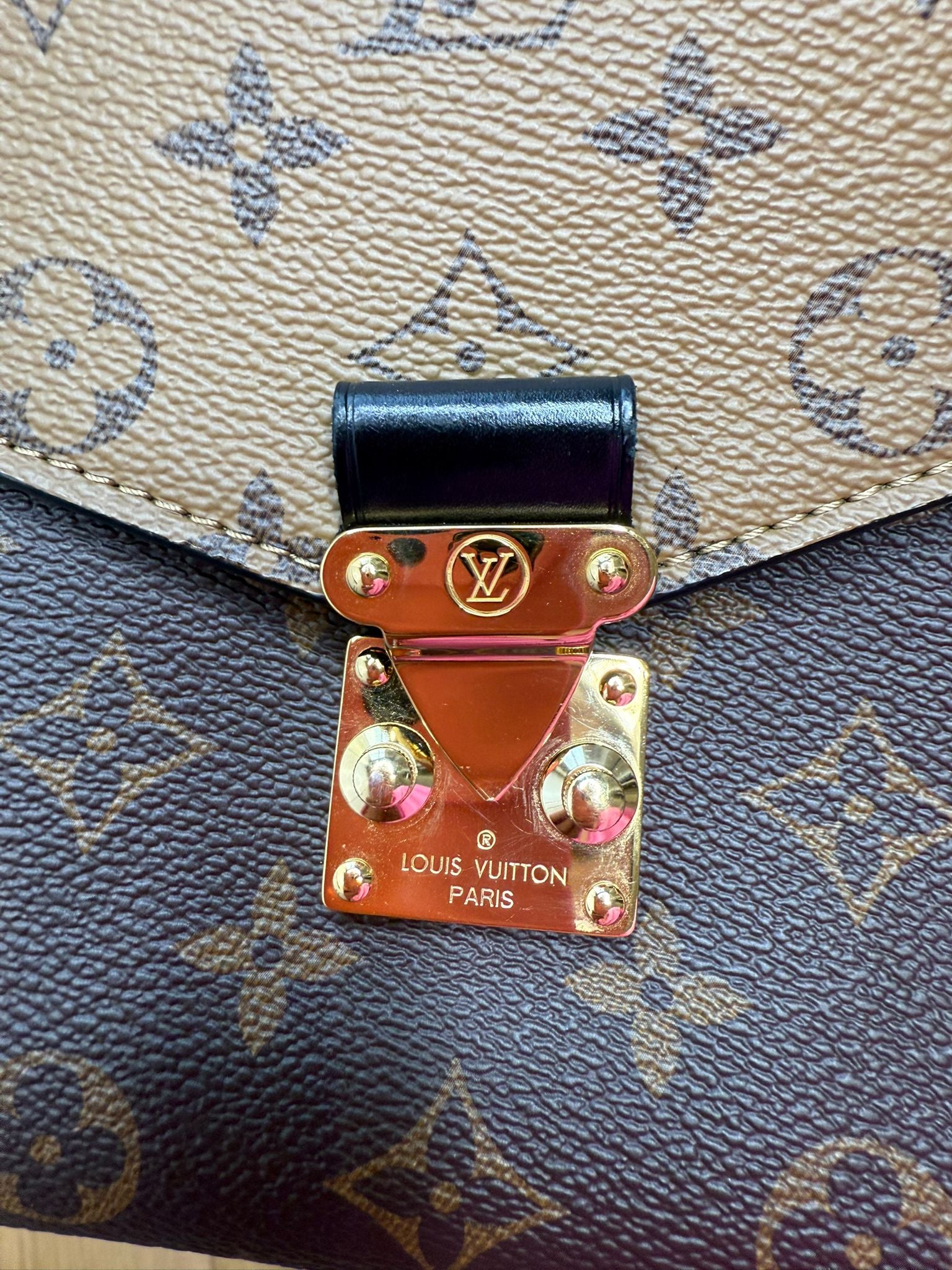 Pre-Owned Louis Vuitton Reverse Monogram Pochette Metis bag Crossbody