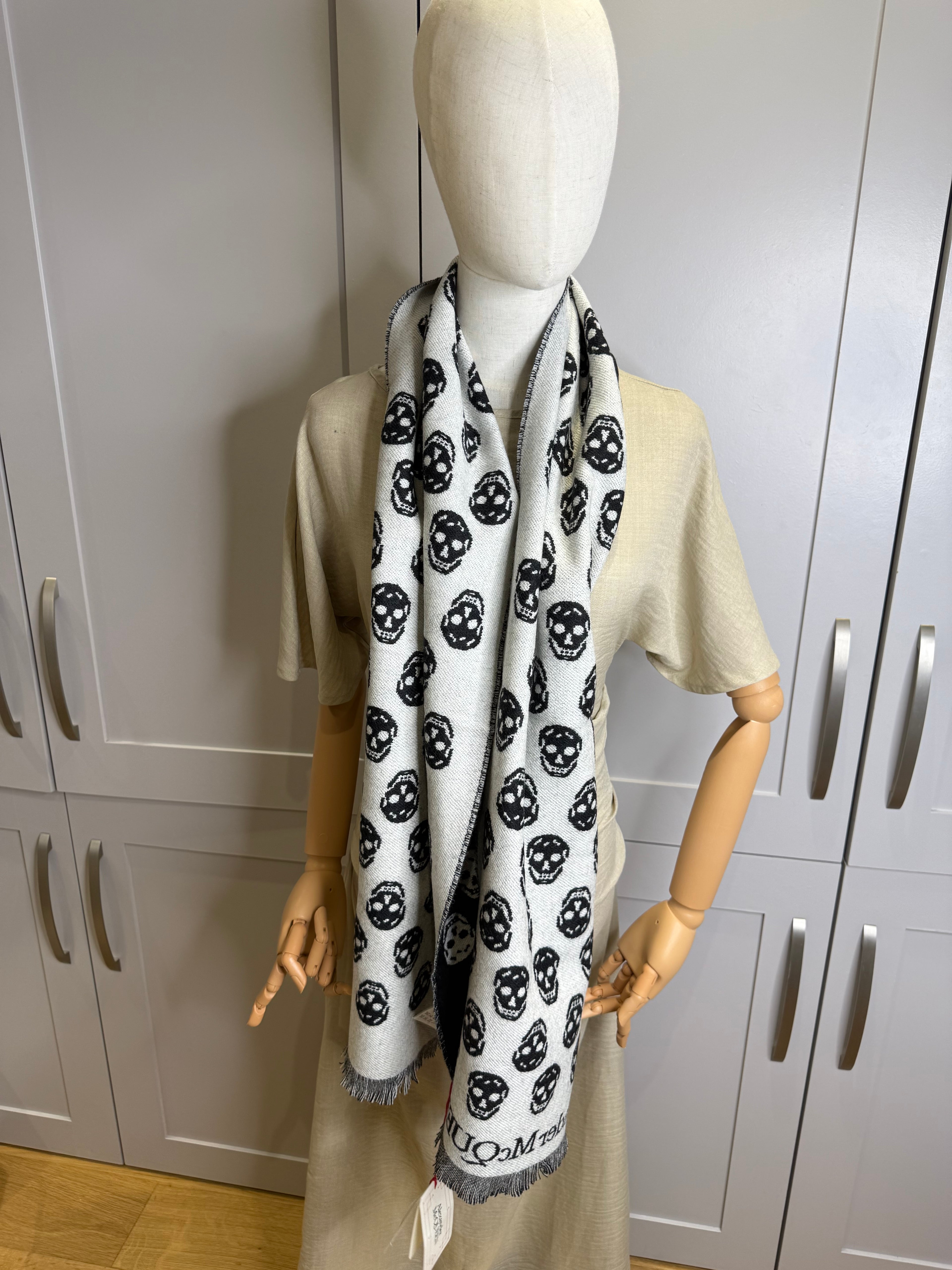 New Alexander McQueen Unisex All Over Skull Print Reversible Wool Scarf