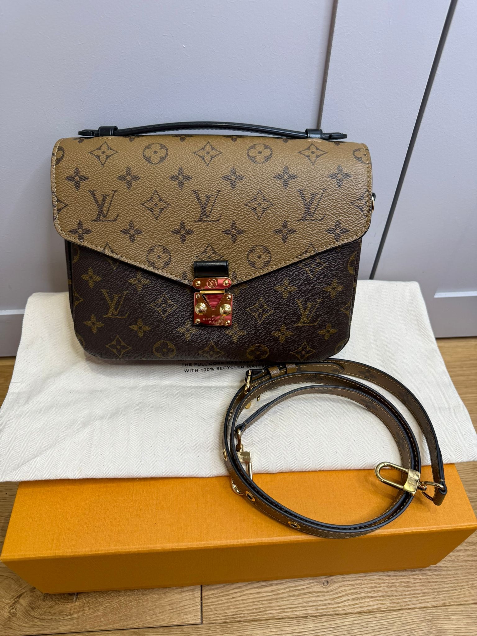 Pre-Owned Louis Vuitton Reverse Monogram Pochette Metis bag Crossbody
