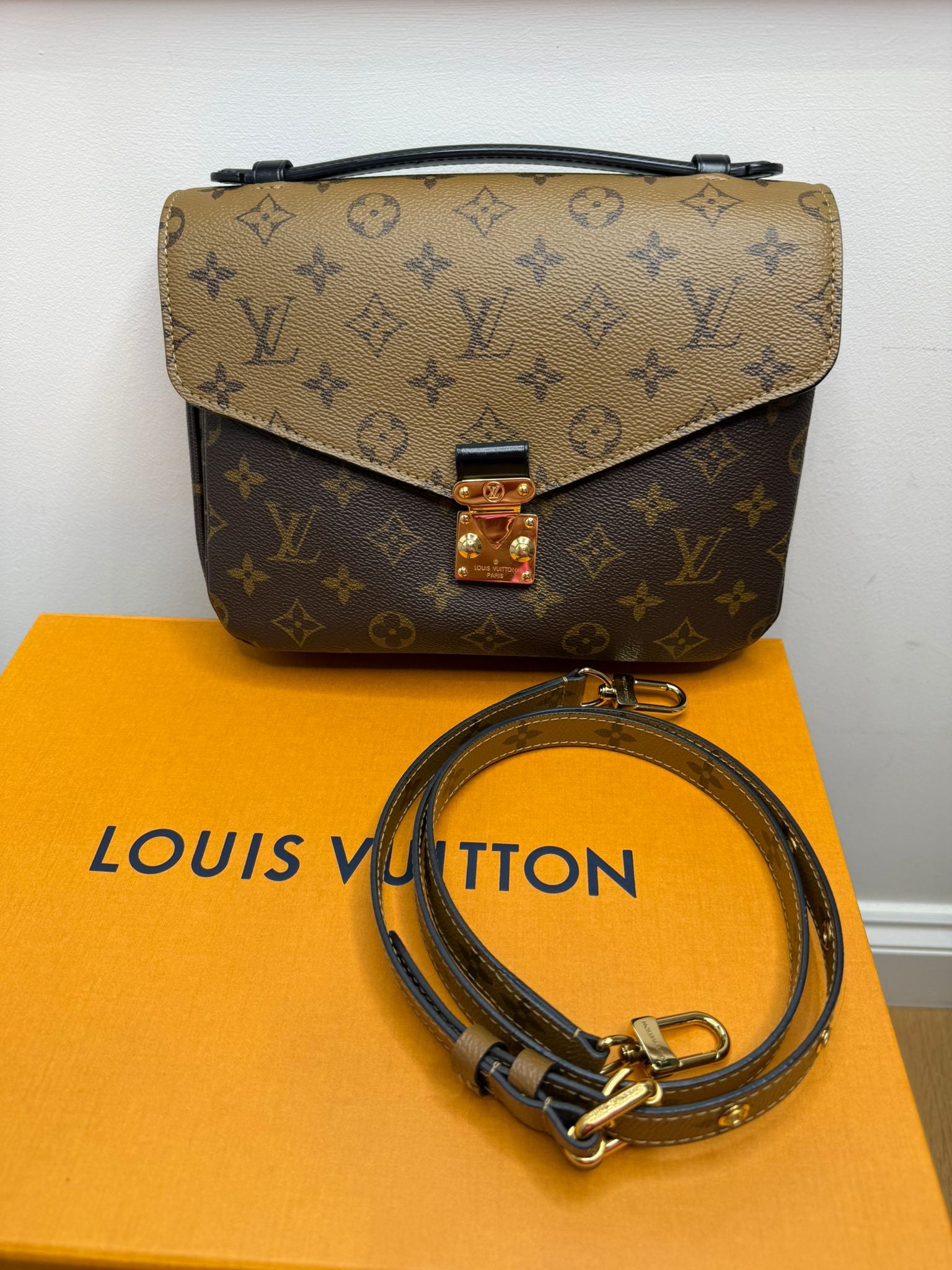 Pre-Owned Louis Vuitton Reverse Monogram Pochette Metis bag Crossbody