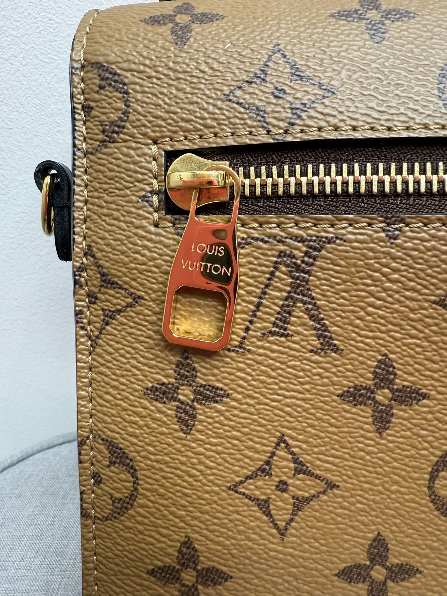 Pre-Owned Louis Vuitton Reverse Monogram Pochette Metis bag Crossbody