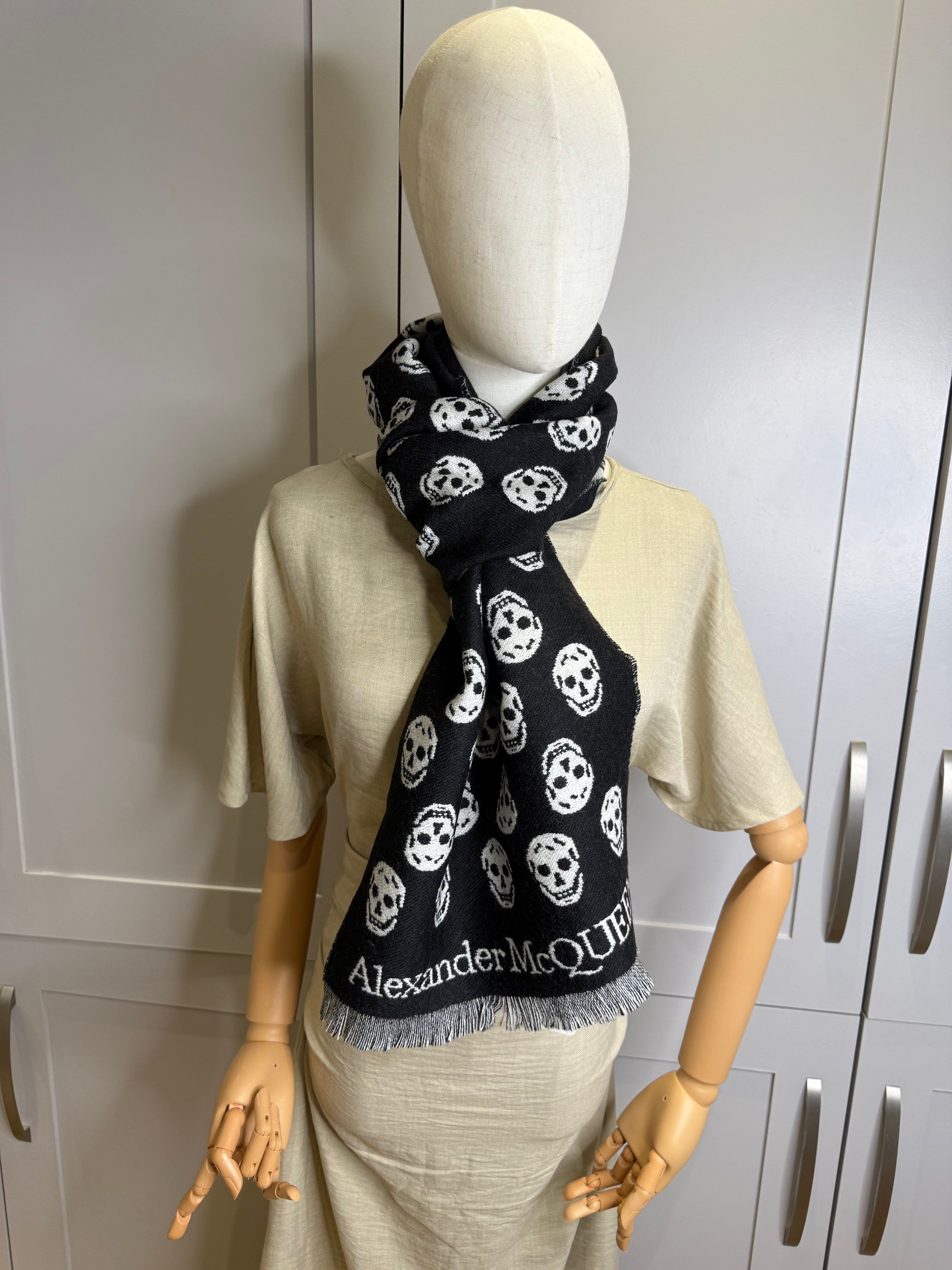 New Alexander McQueen Unisex All Over Skull Print Reversible Wool Scarf