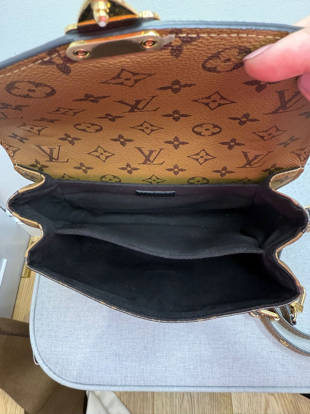 Pre-Owned Louis Vuitton Reverse Monogram Pochette Metis bag Crossbody