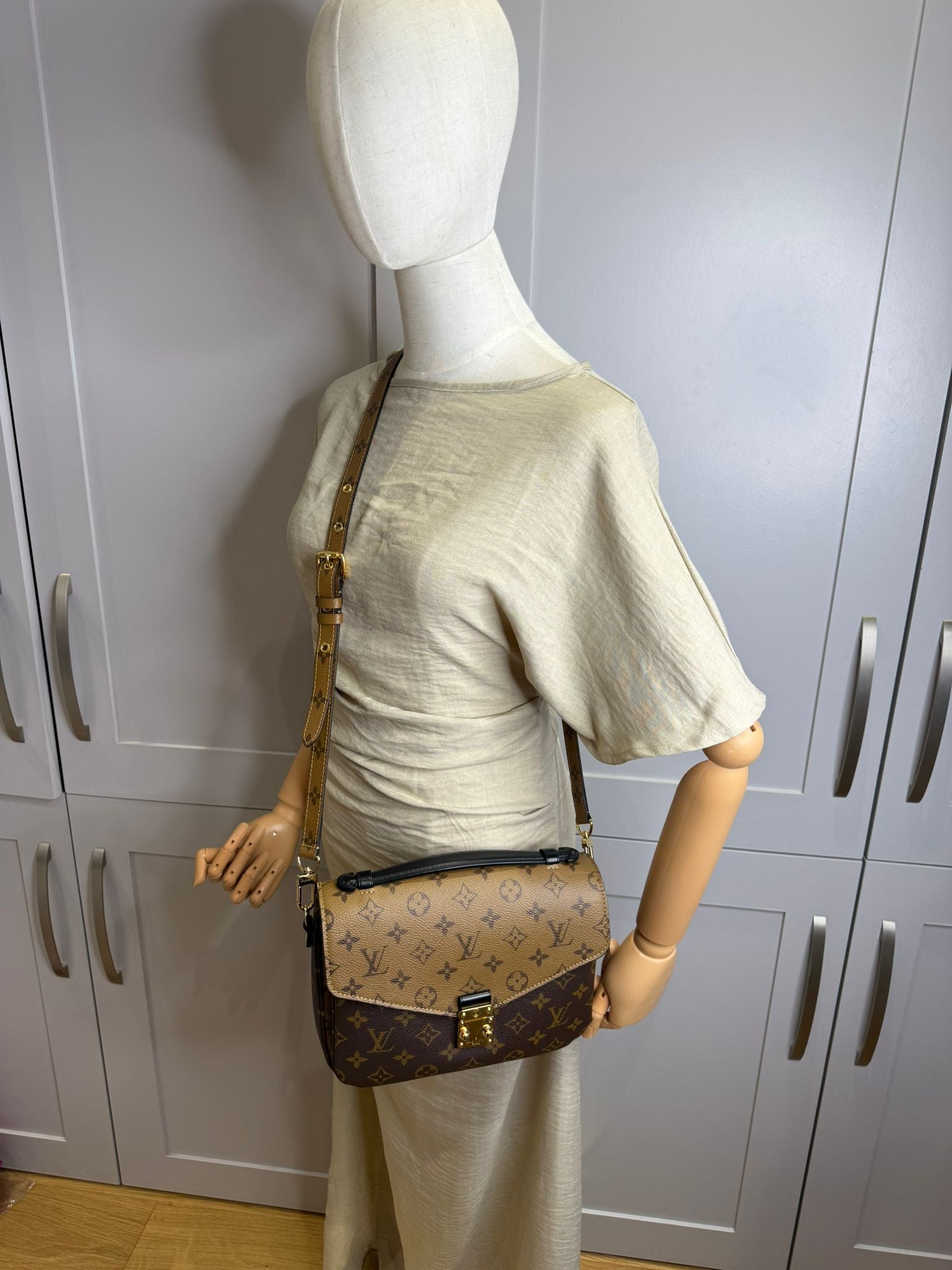 Pre-Owned Louis Vuitton Reverse Monogram Pochette Metis bag Crossbody