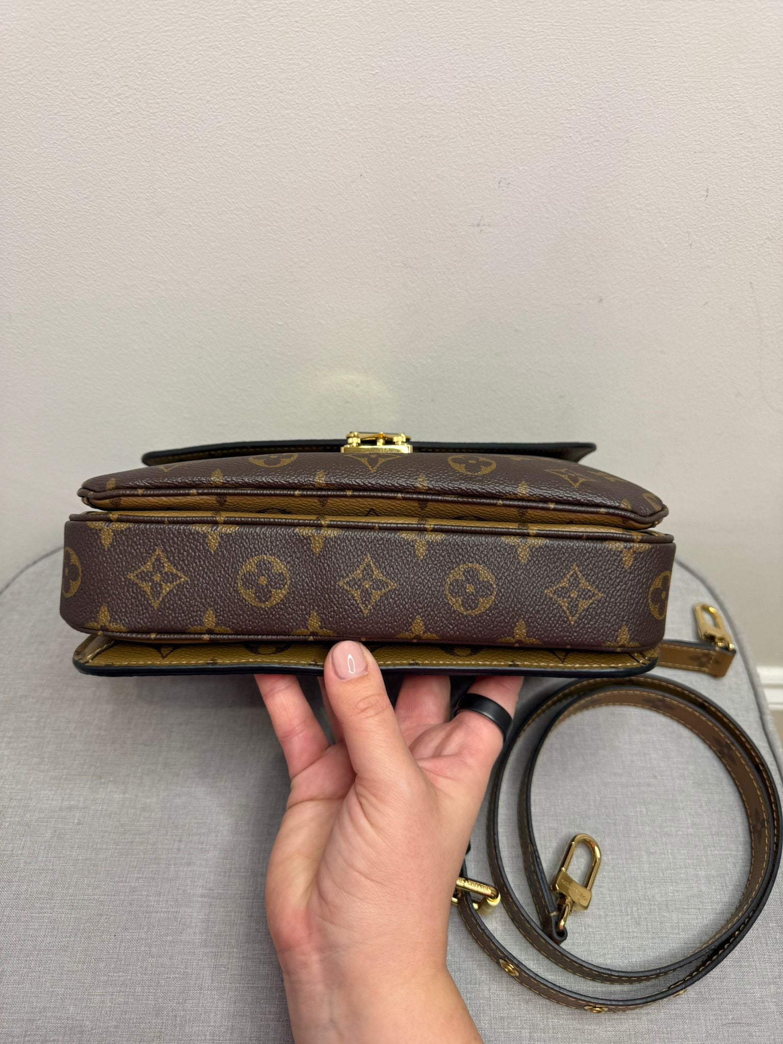 Pre-Owned Louis Vuitton Reverse Monogram Pochette Metis bag Crossbody