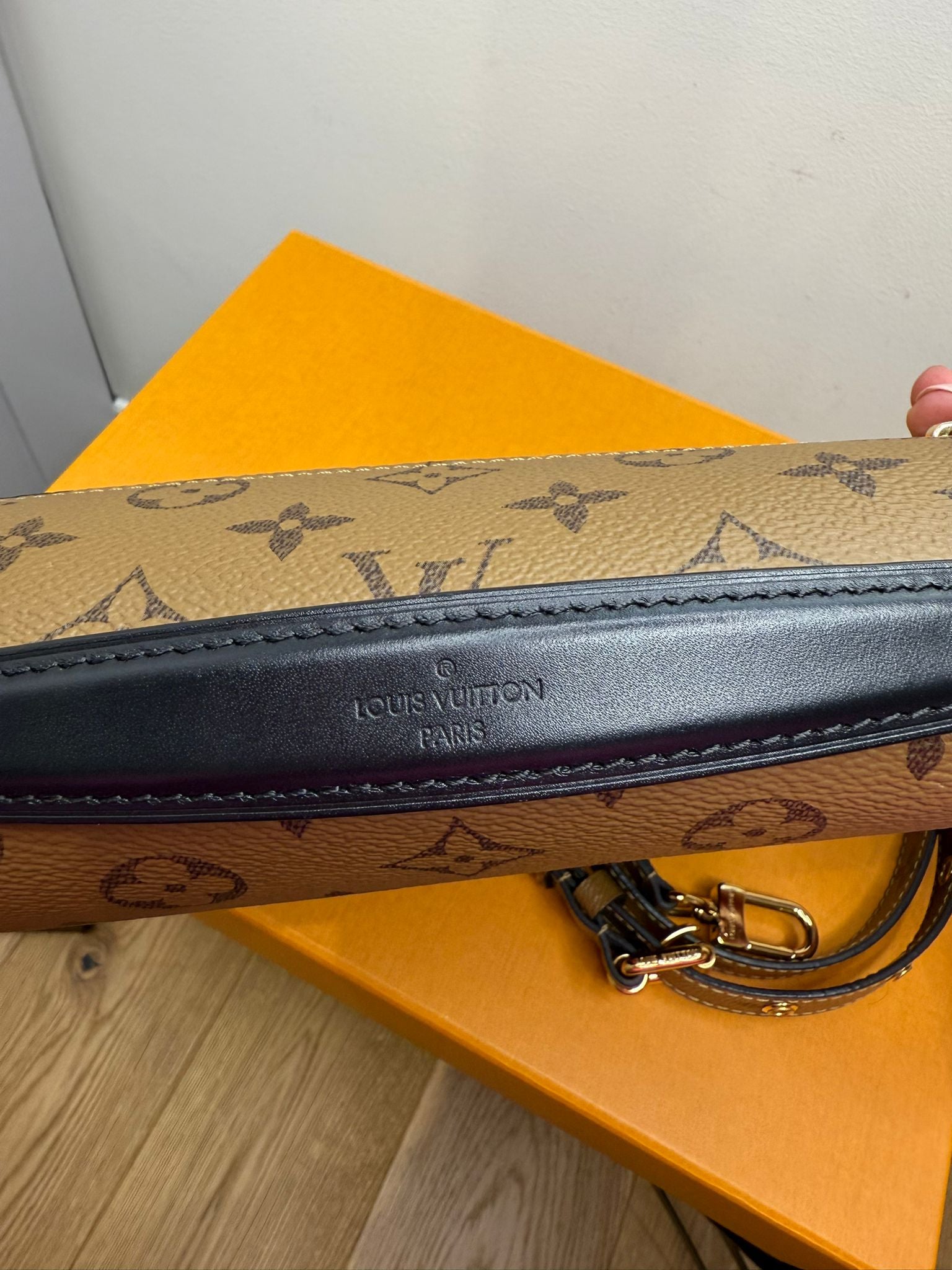 Pre-Owned Louis Vuitton Reverse Monogram Pochette Metis bag Crossbody