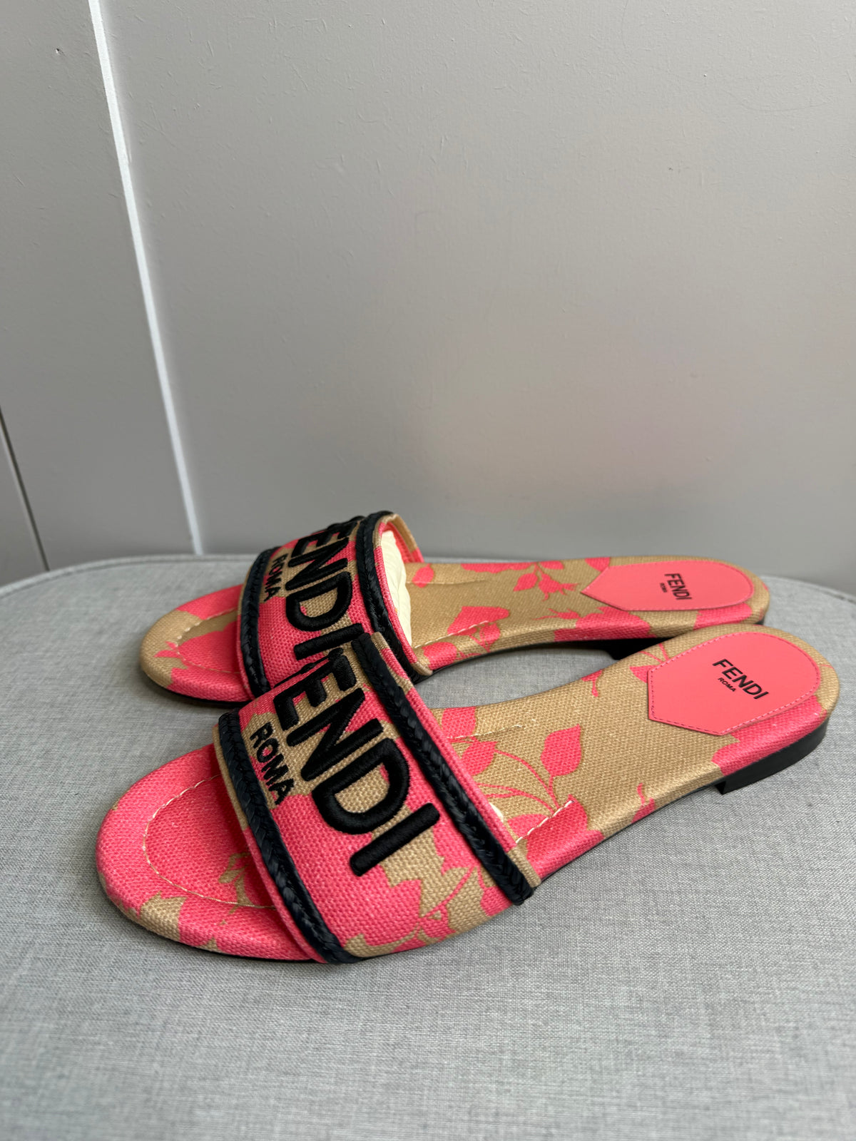 Fendi Roma Pink & Nude Floral Slides – EU 38 / UK 5 - NEW