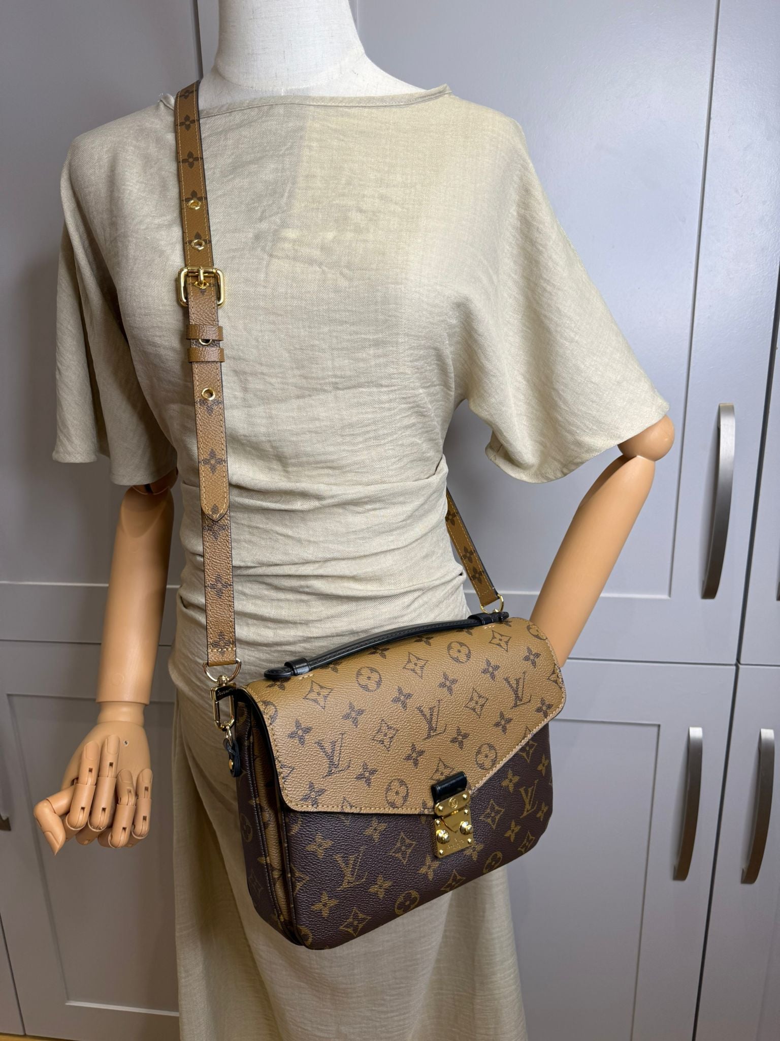 Pre-Owned Louis Vuitton Reverse Monogram Pochette Metis bag Crossbody