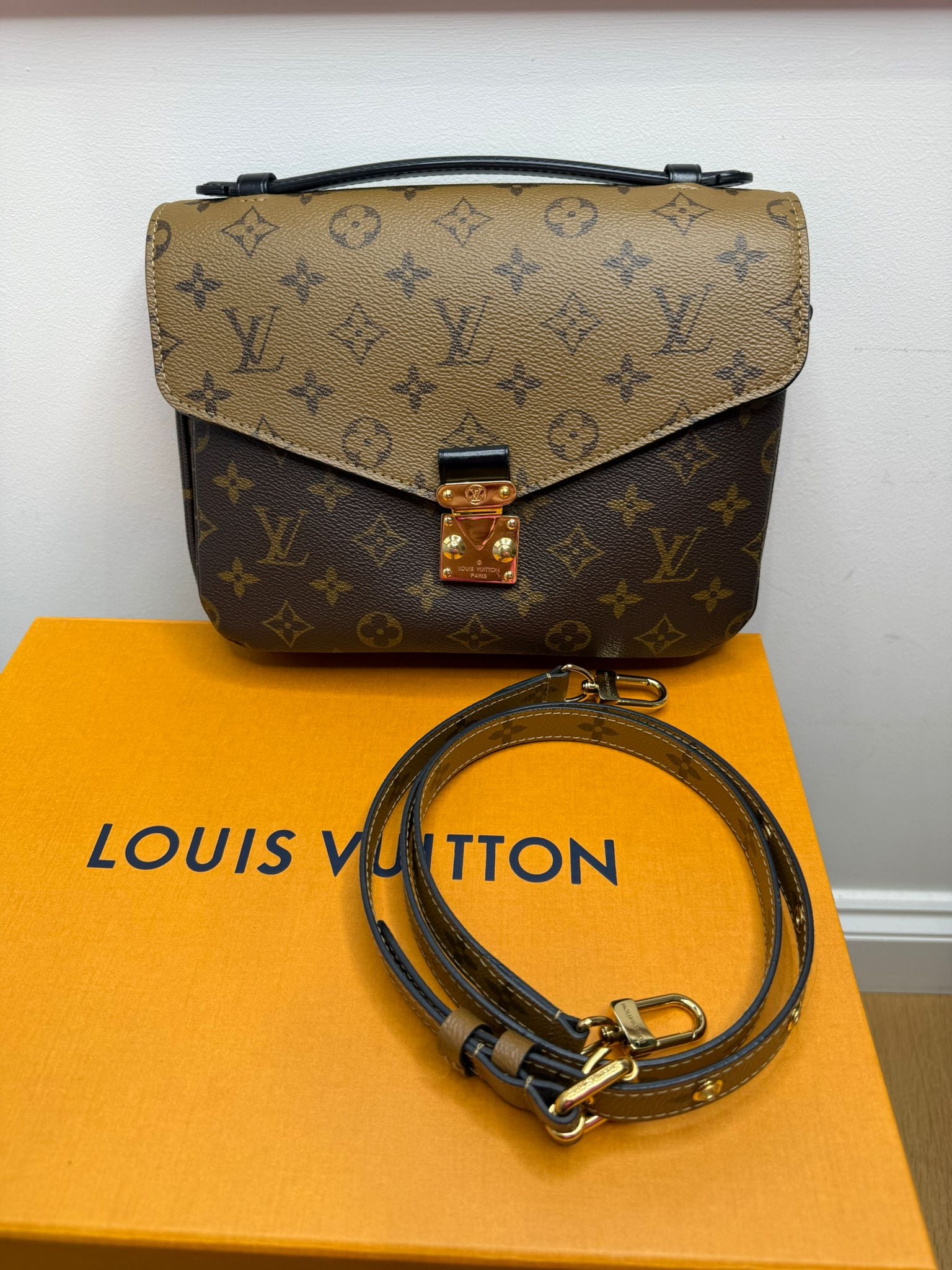 Pre-Owned Louis Vuitton Reverse Monogram Pochette Metis bag Crossbody