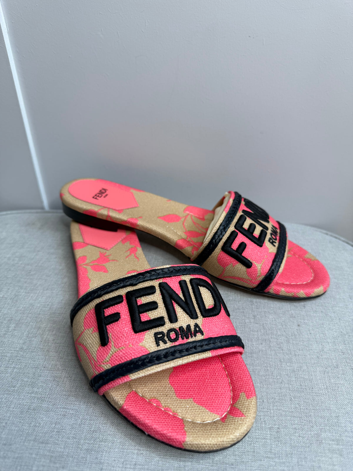 Fendi Roma Pink & Nude Floral Slides – EU 38 / UK 5 - NEW
