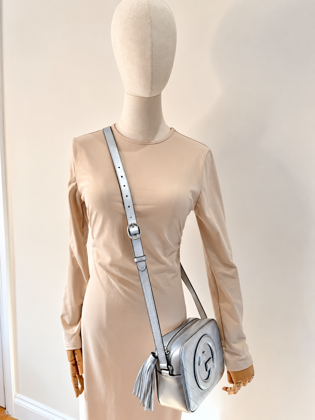     Silver Gucci Blondie camera bag with interlocking G leather logo.