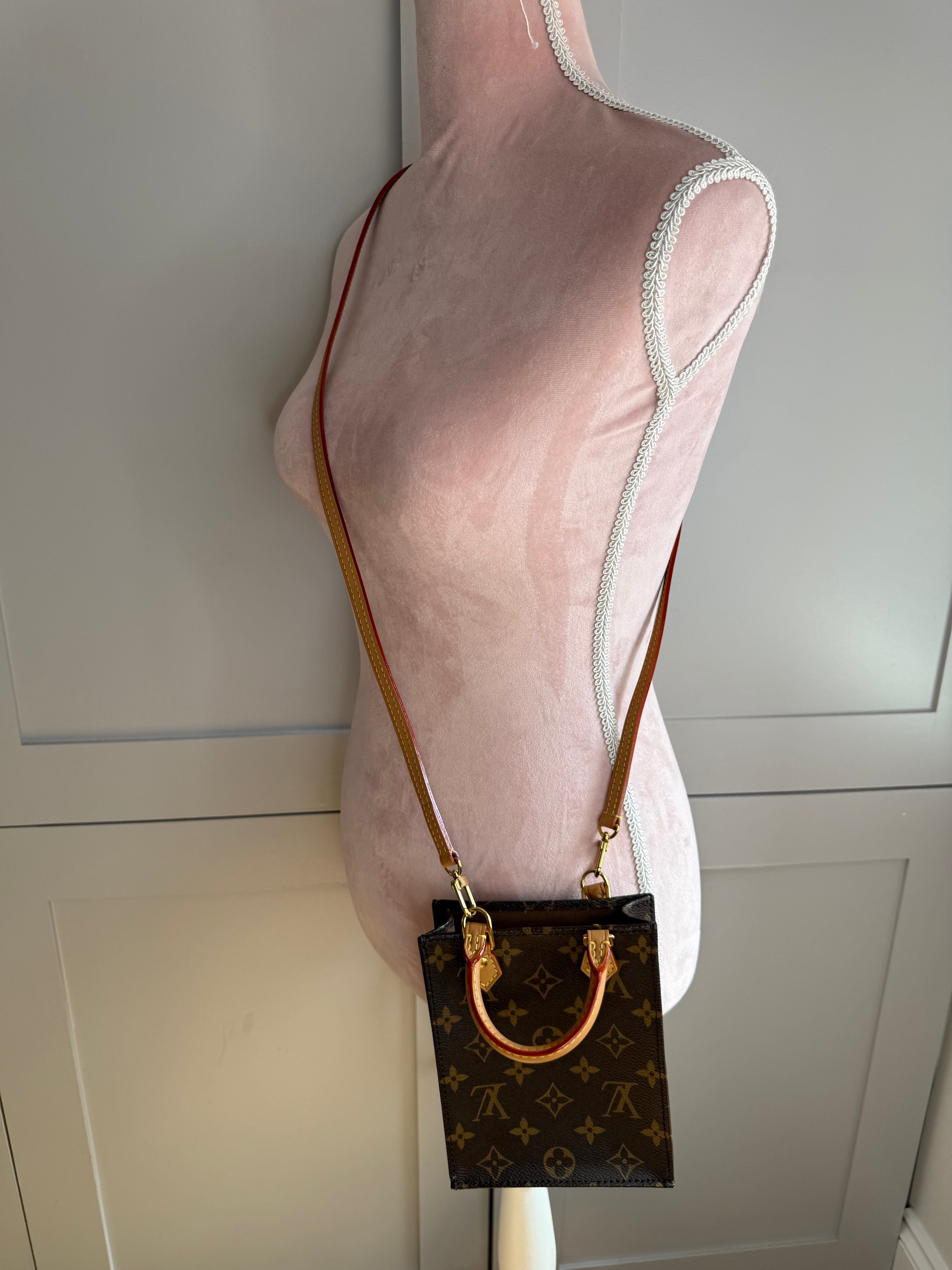 Pre-Owned Louis Vuitton Petit Sac Plat in Monogram Canvas