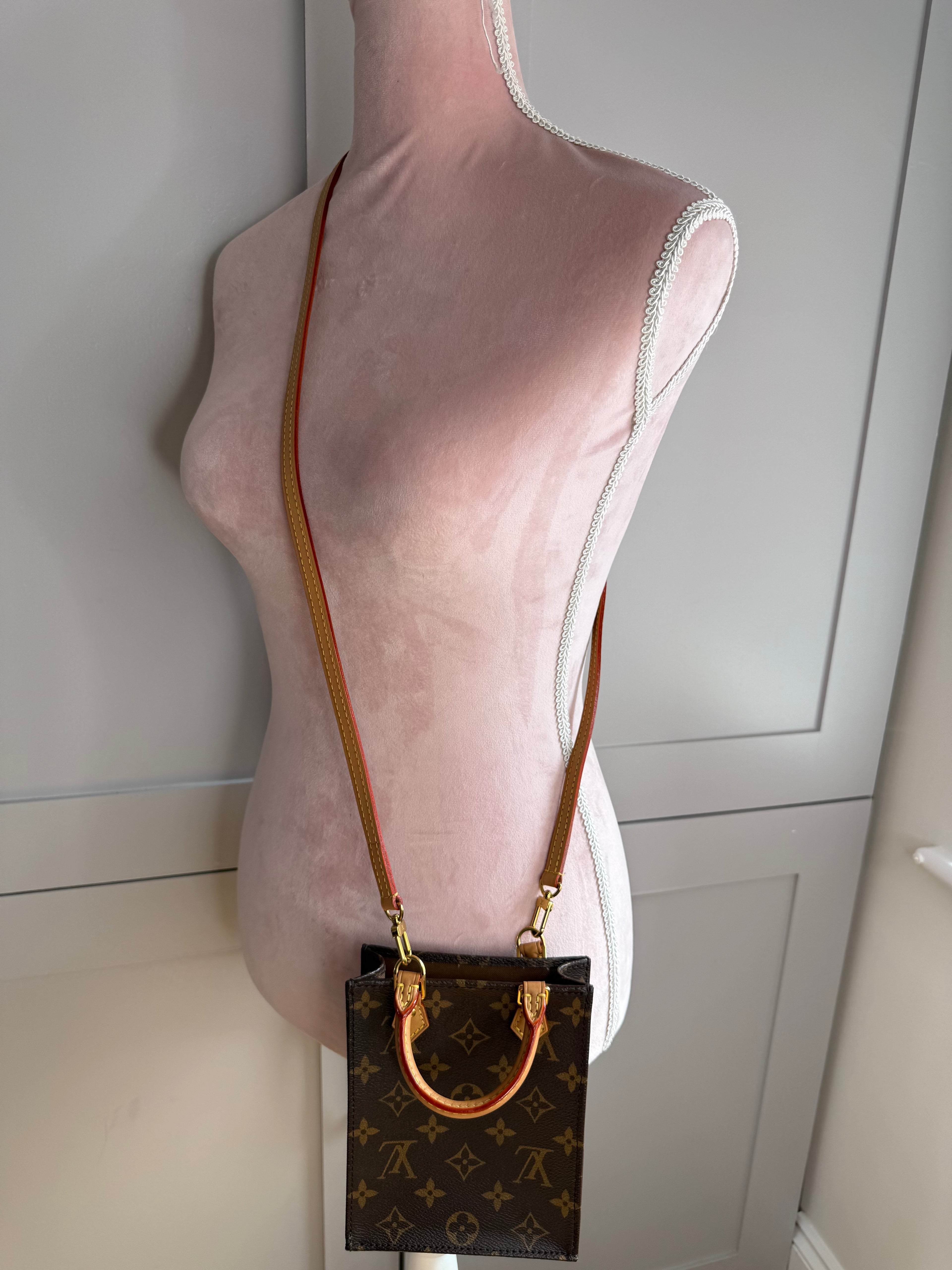 Pre-Owned Louis Vuitton Petit Sac Plat in Monogram Canvas