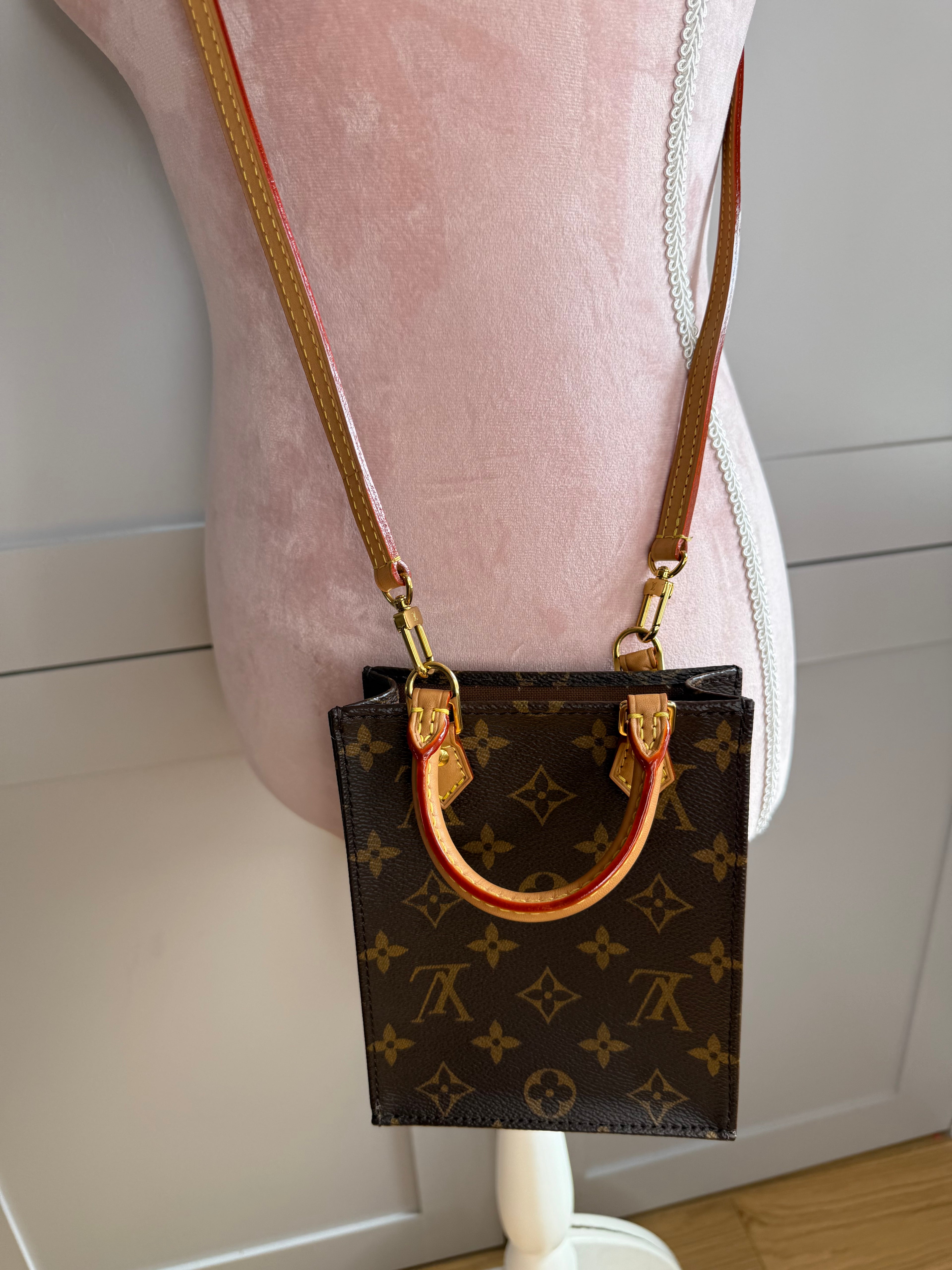 Pre-Owned Louis Vuitton Petit Sac Plat in Monogram Canvas