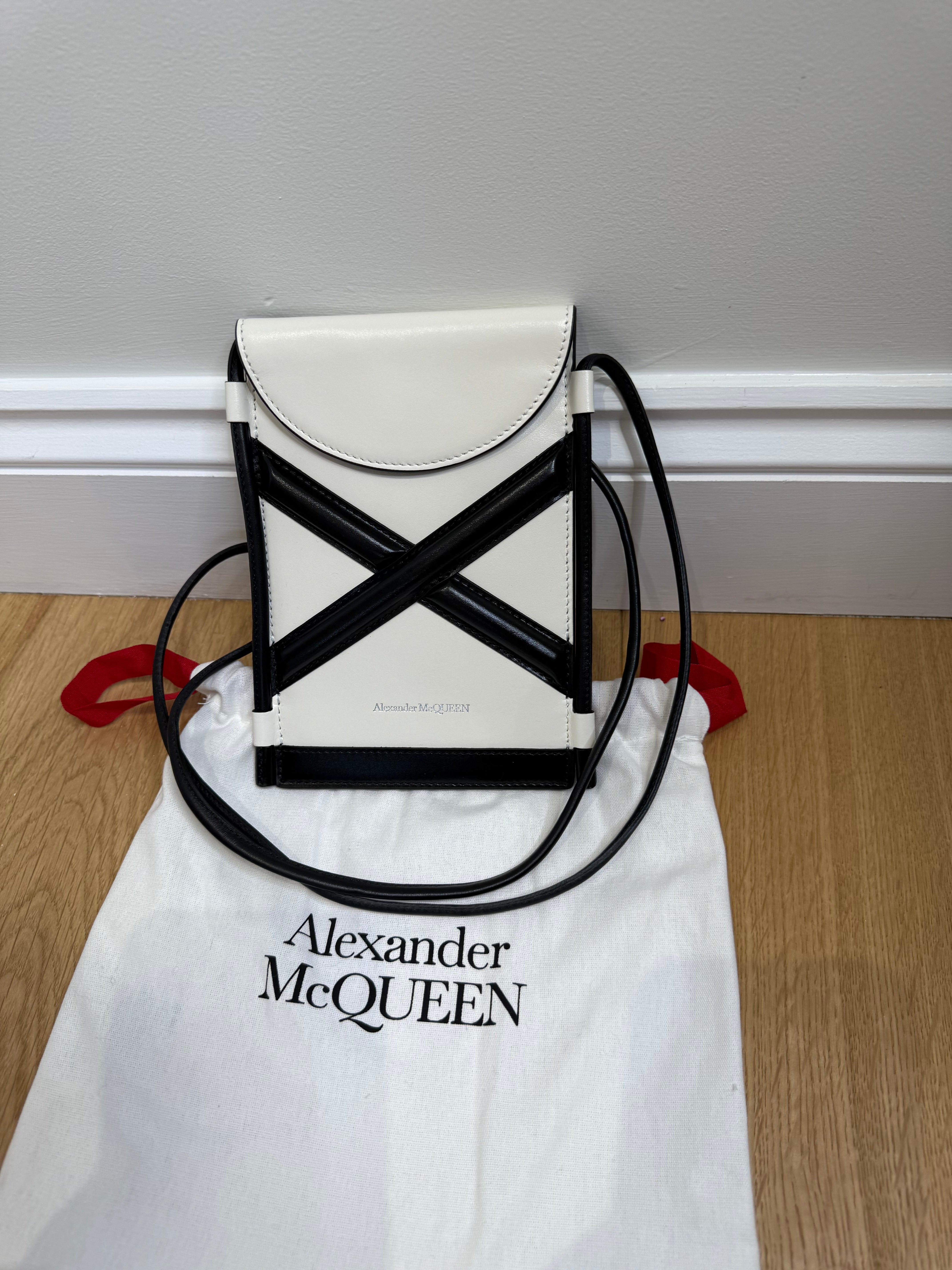 【Alexander McQUEEN】マイクロポーリングクロスバック Alexander McQueen The Curve Micro Crossbody Phone Pouch Bag