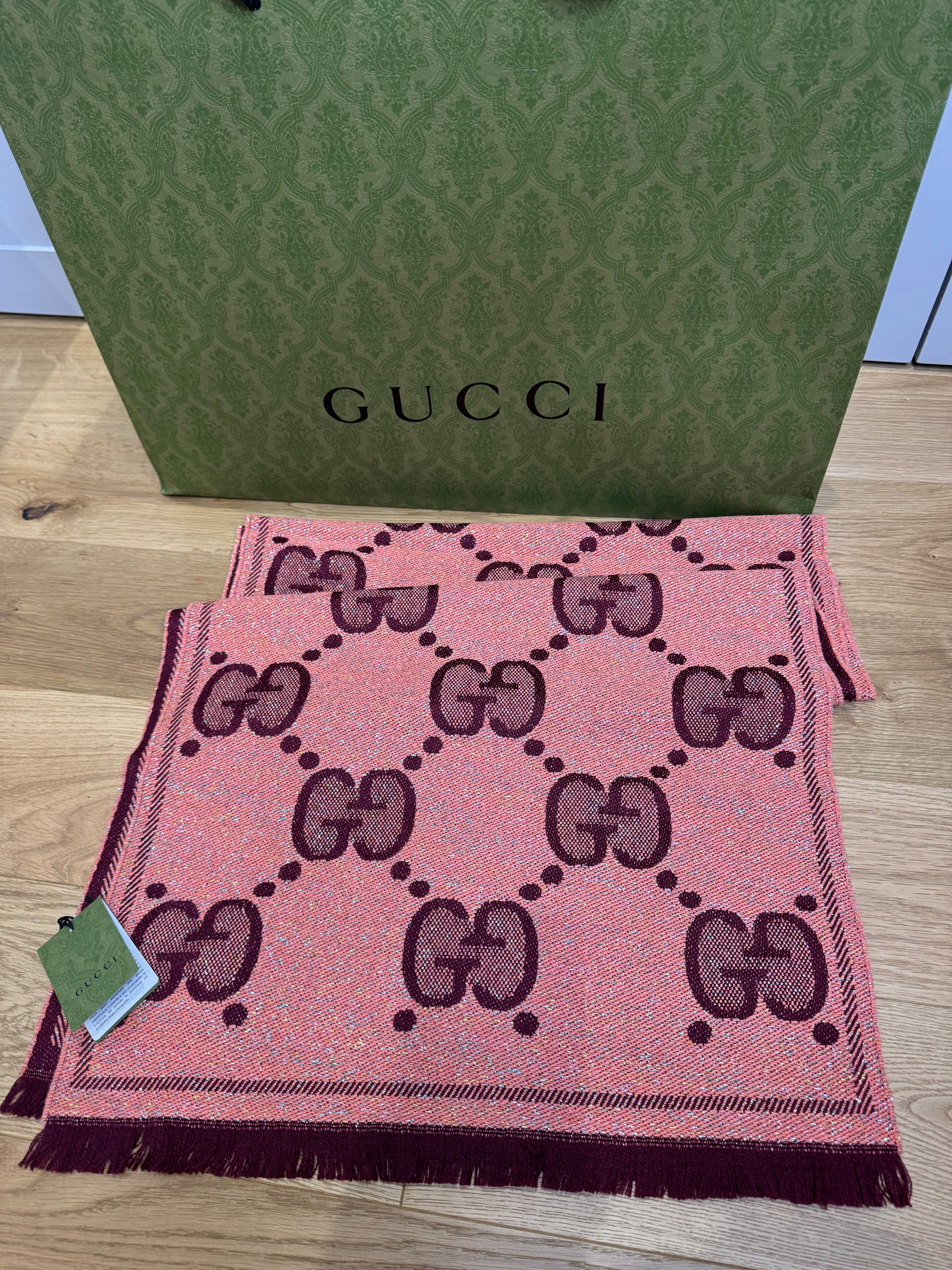 New Gucci Large GG Monogram Print Metallised Jacquard Scarf in Pink with Bordeaux