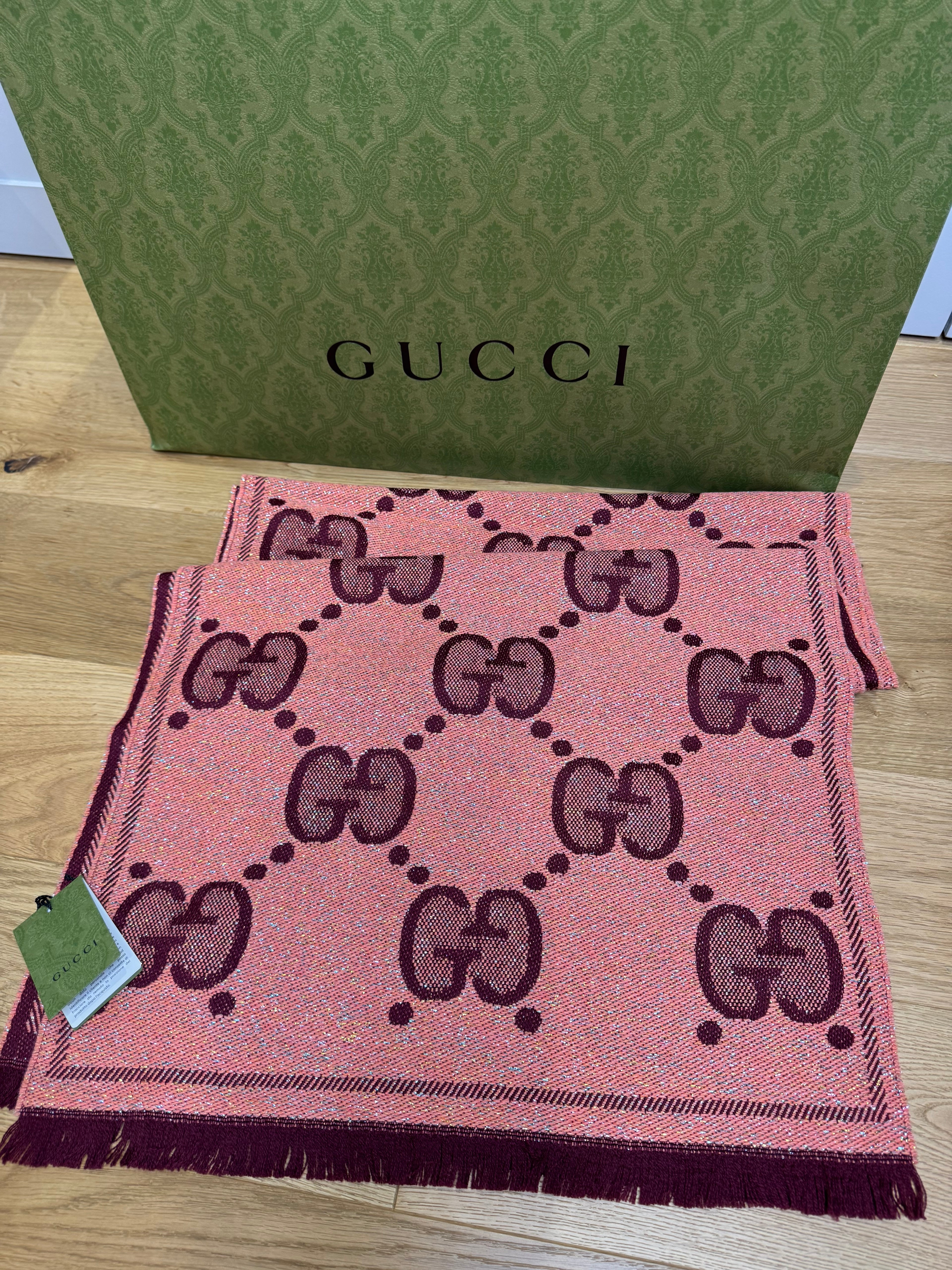 New Gucci Large GG Monogram Print Metallised Jacquard Scarf in Pink with Bordeaux