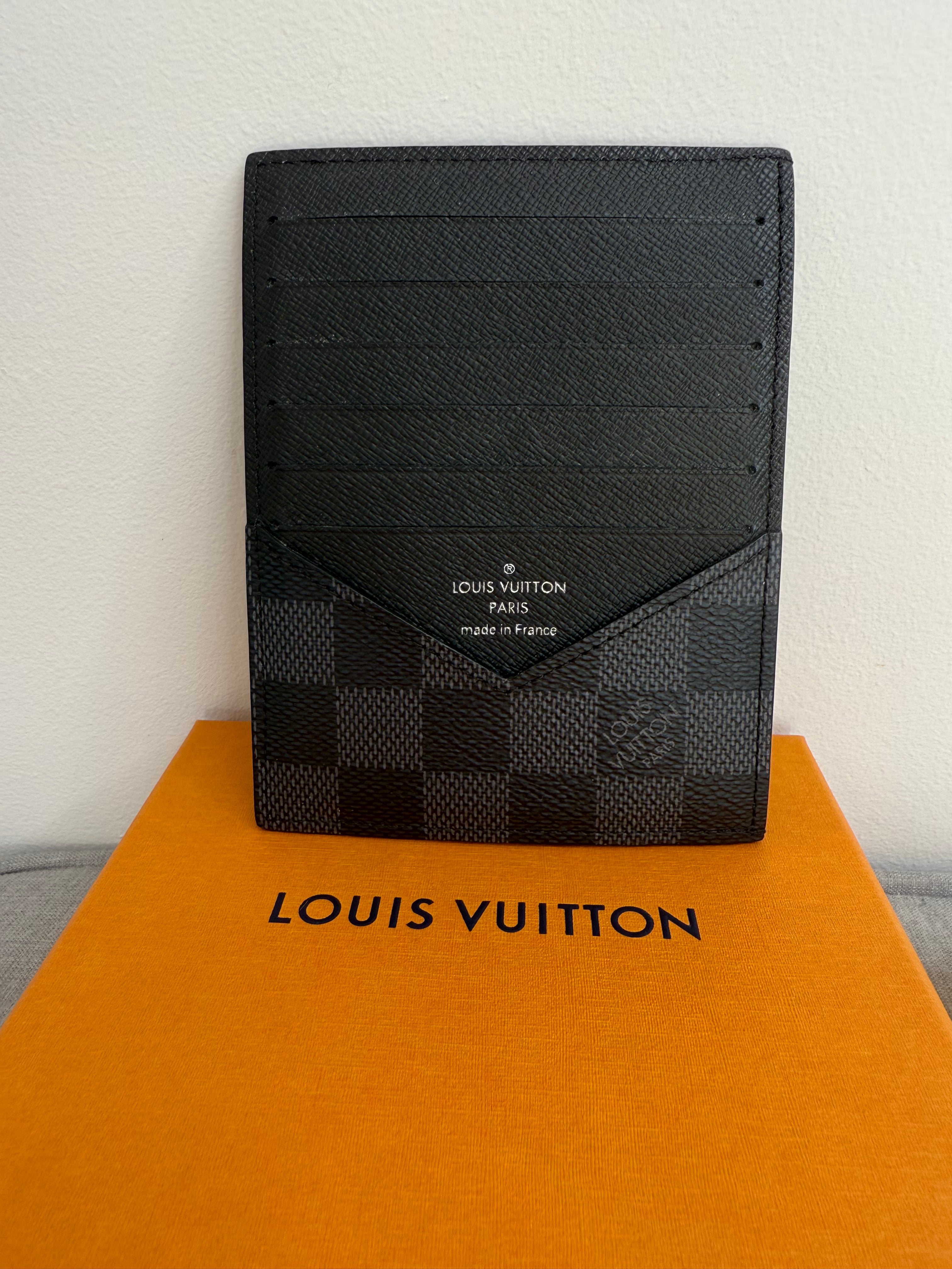 Pre-Owned Louis Vuitton Men’s Card Holder wallet in Damien Graphite