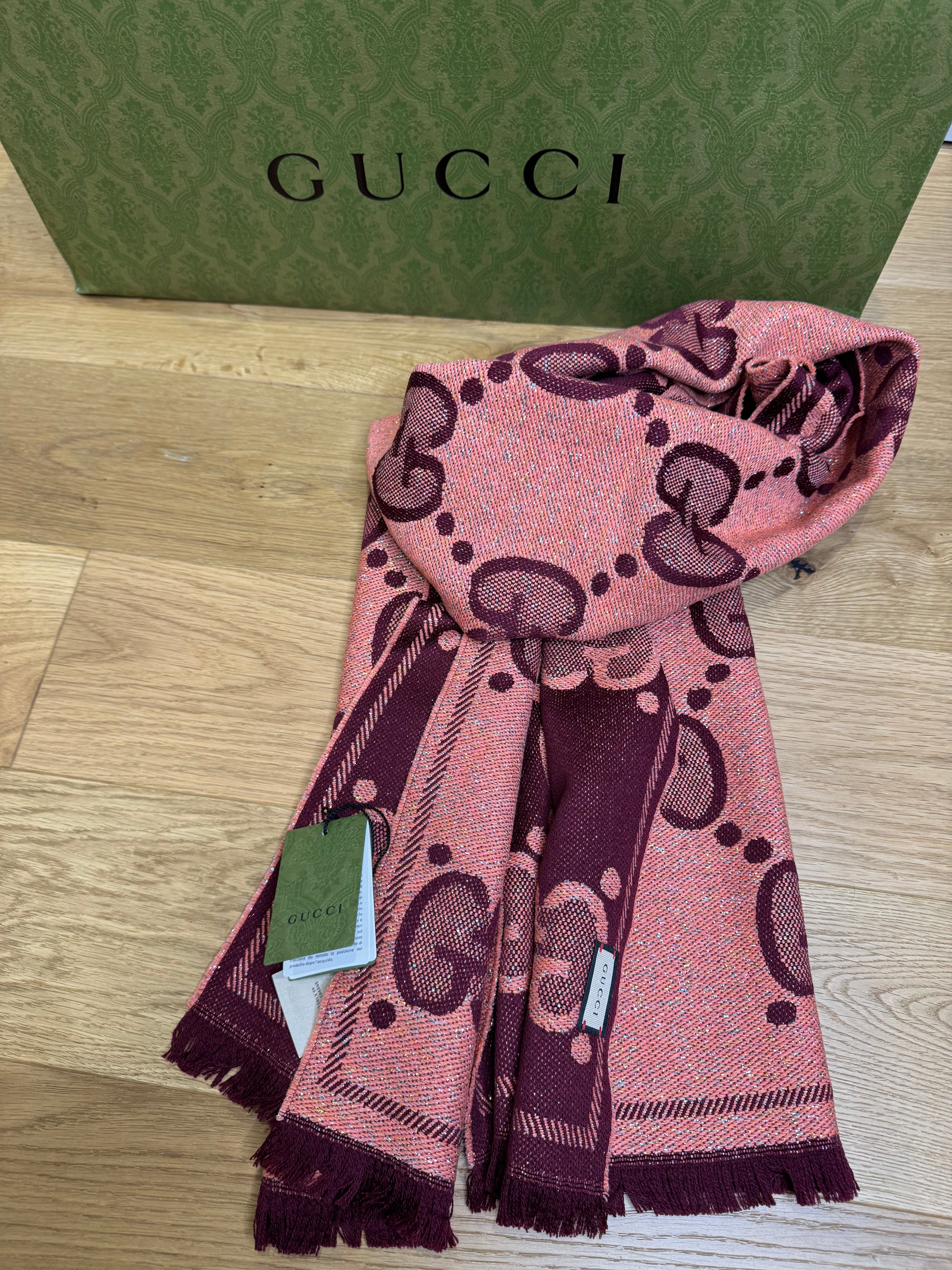 New Gucci Large GG Monogram Print Metallised Jacquard Scarf in Pink with Bordeaux
