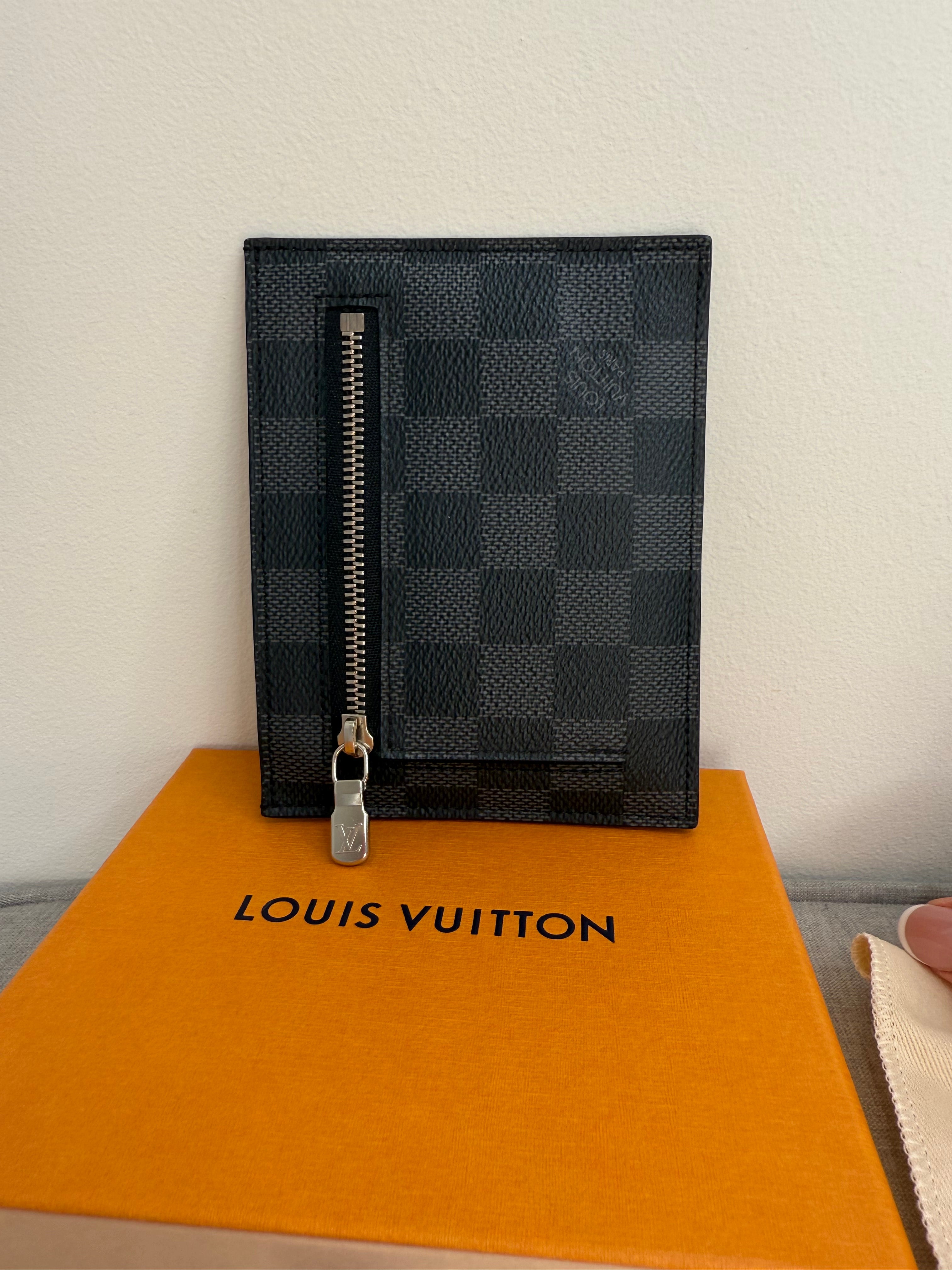 Pre-Owned Louis Vuitton Men’s Card Holder wallet in Damien Graphite