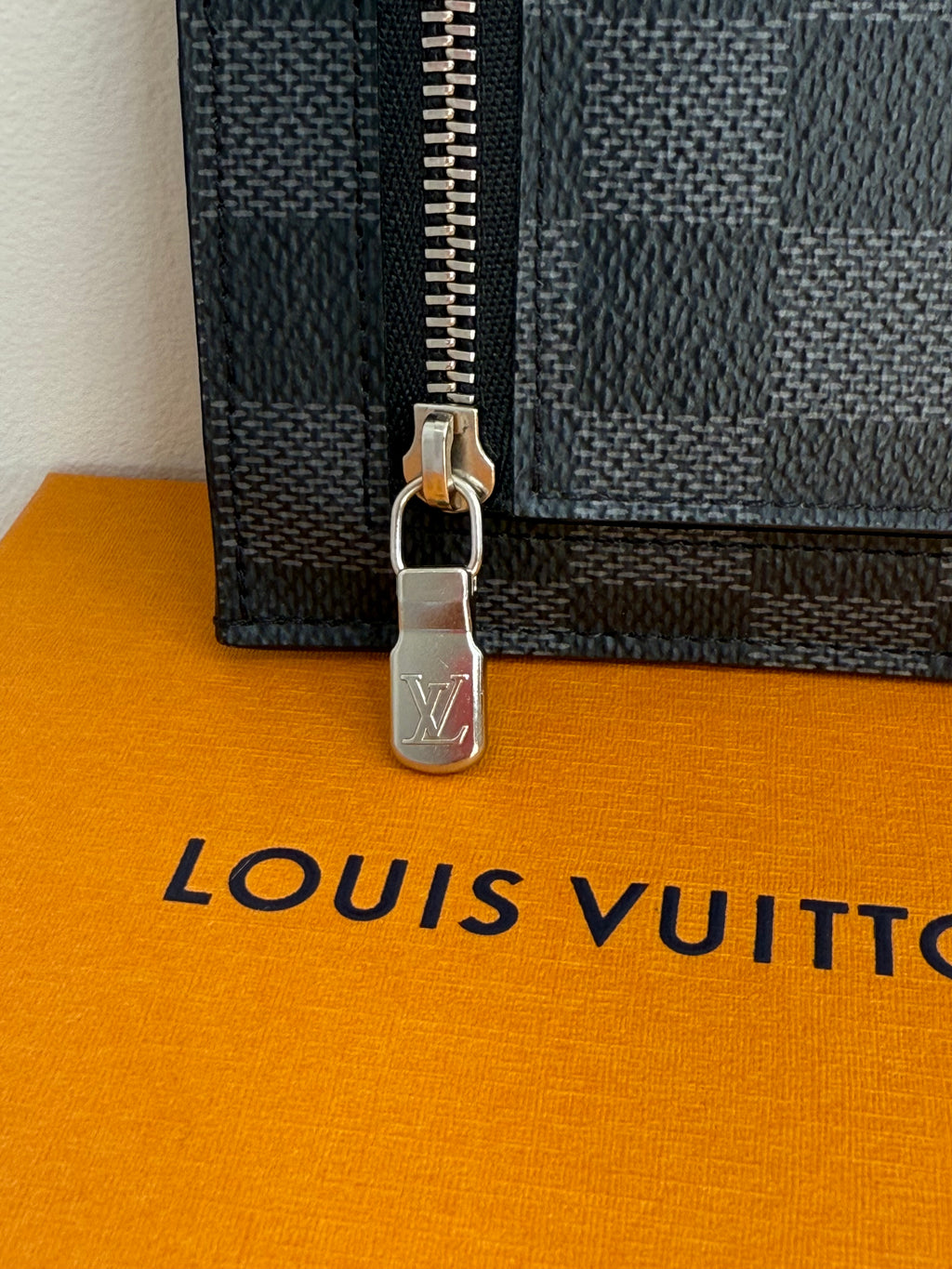 Pre-Owned Louis Vuitton Men’s Card Holder wallet in Damien Graphite