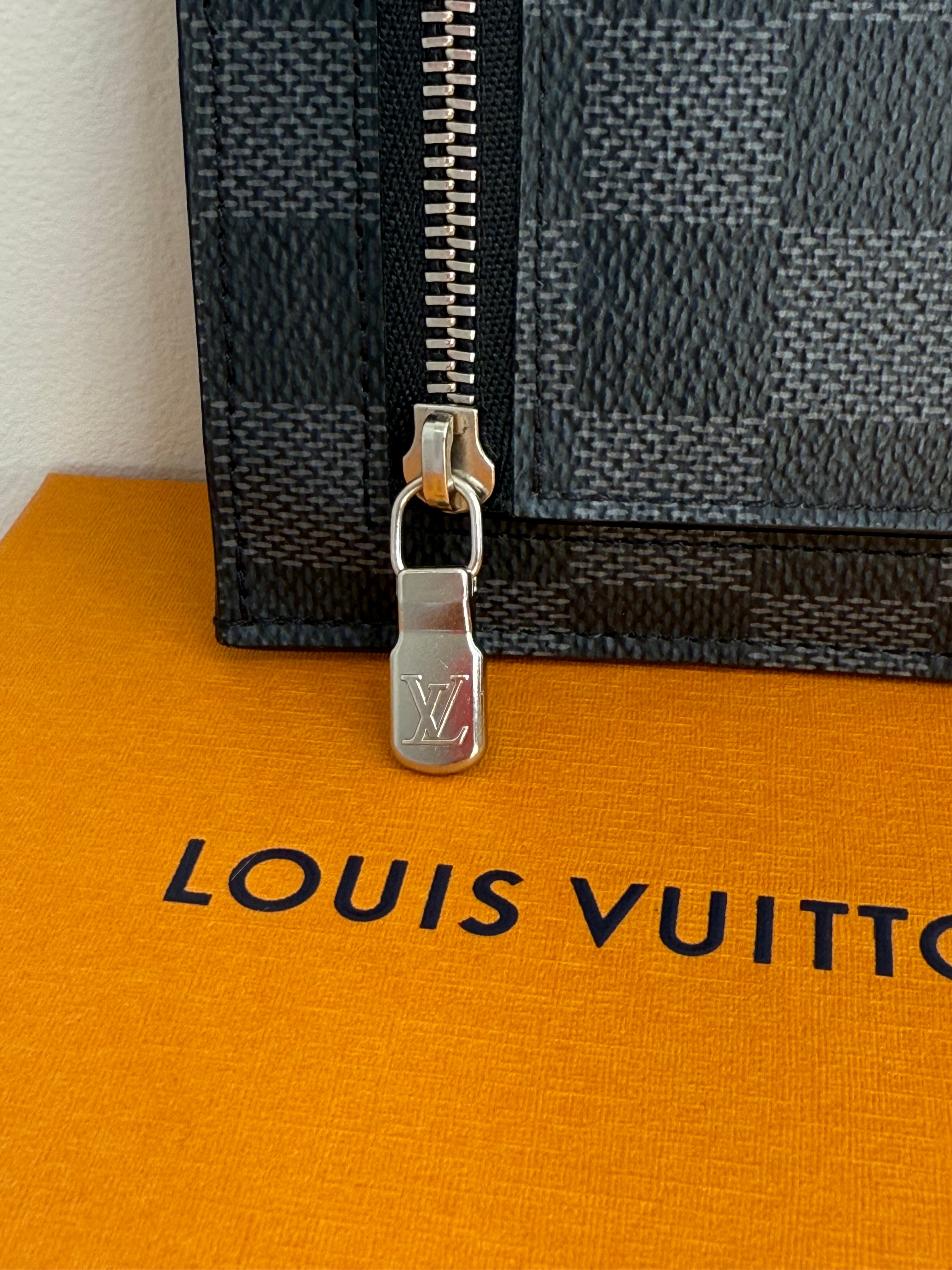 Pre-Owned Louis Vuitton Men’s Card Holder wallet in Damien Graphite