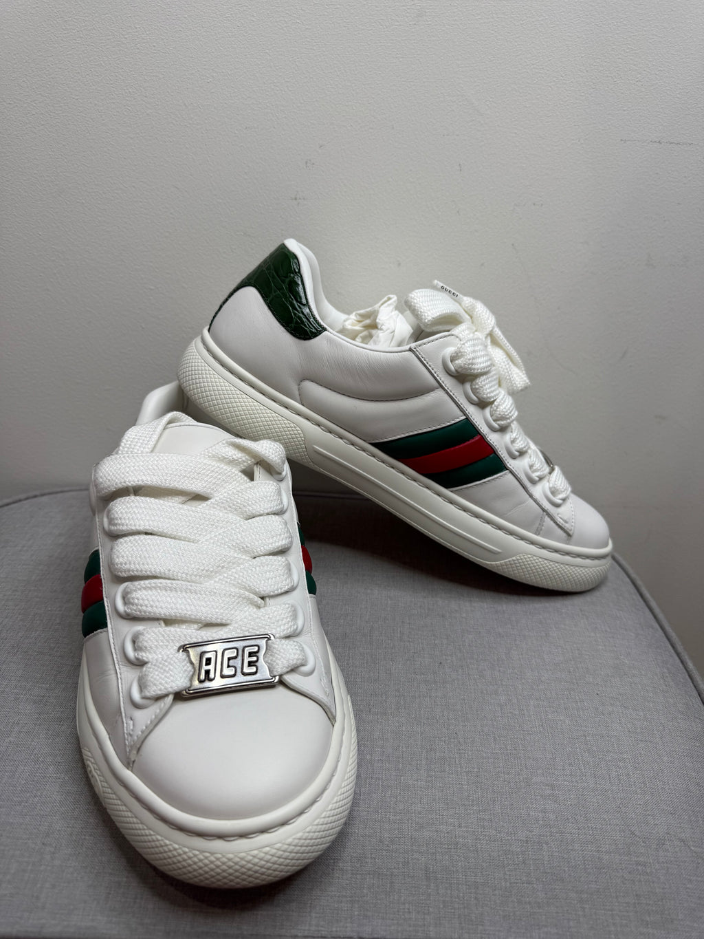 Lace detail of Gucci Ace women’s white leather trainers with green and red web stripe size EU 38