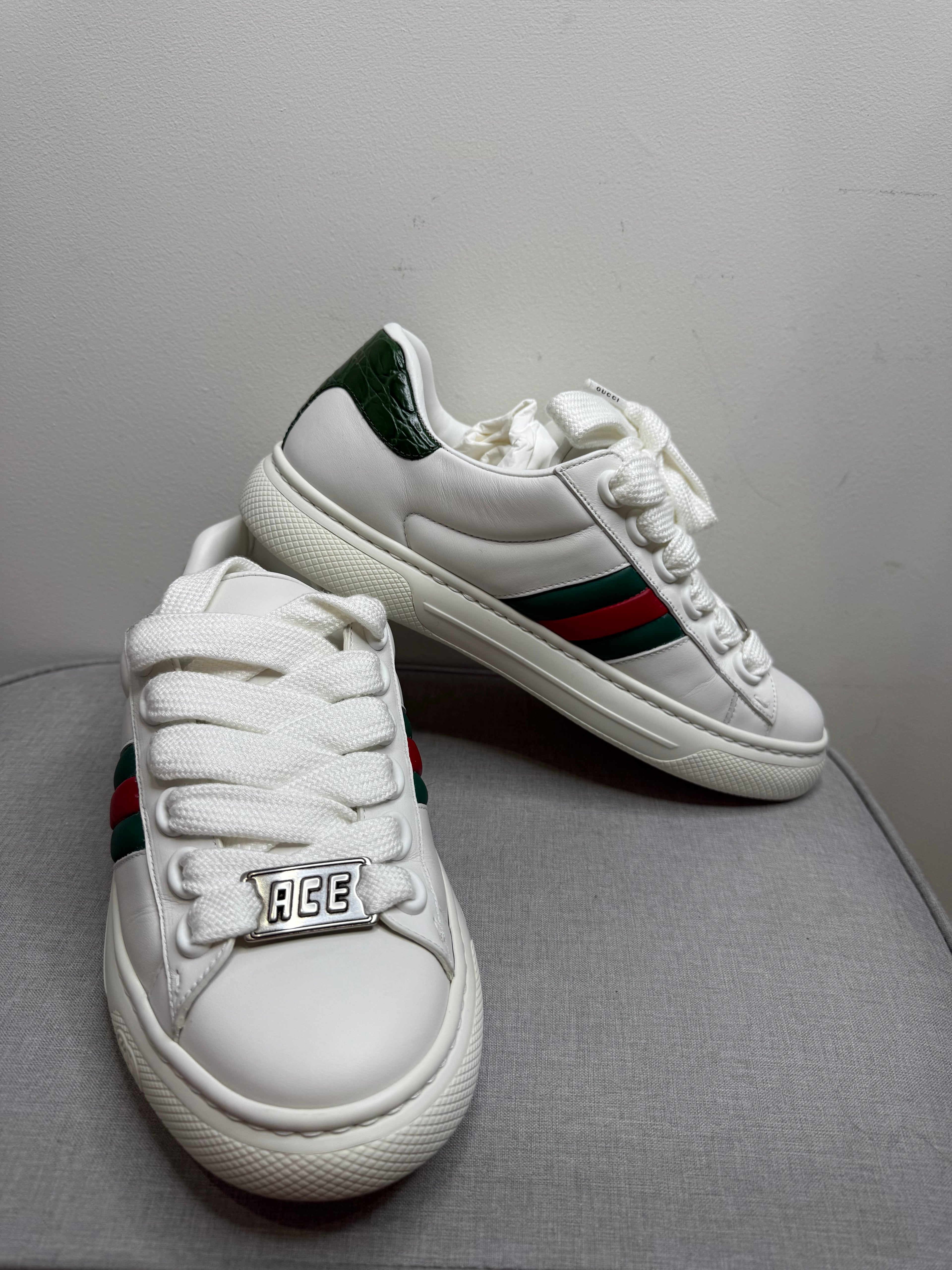 Lace detail of Gucci Ace women’s white leather trainers with green and red web stripe size EU 38