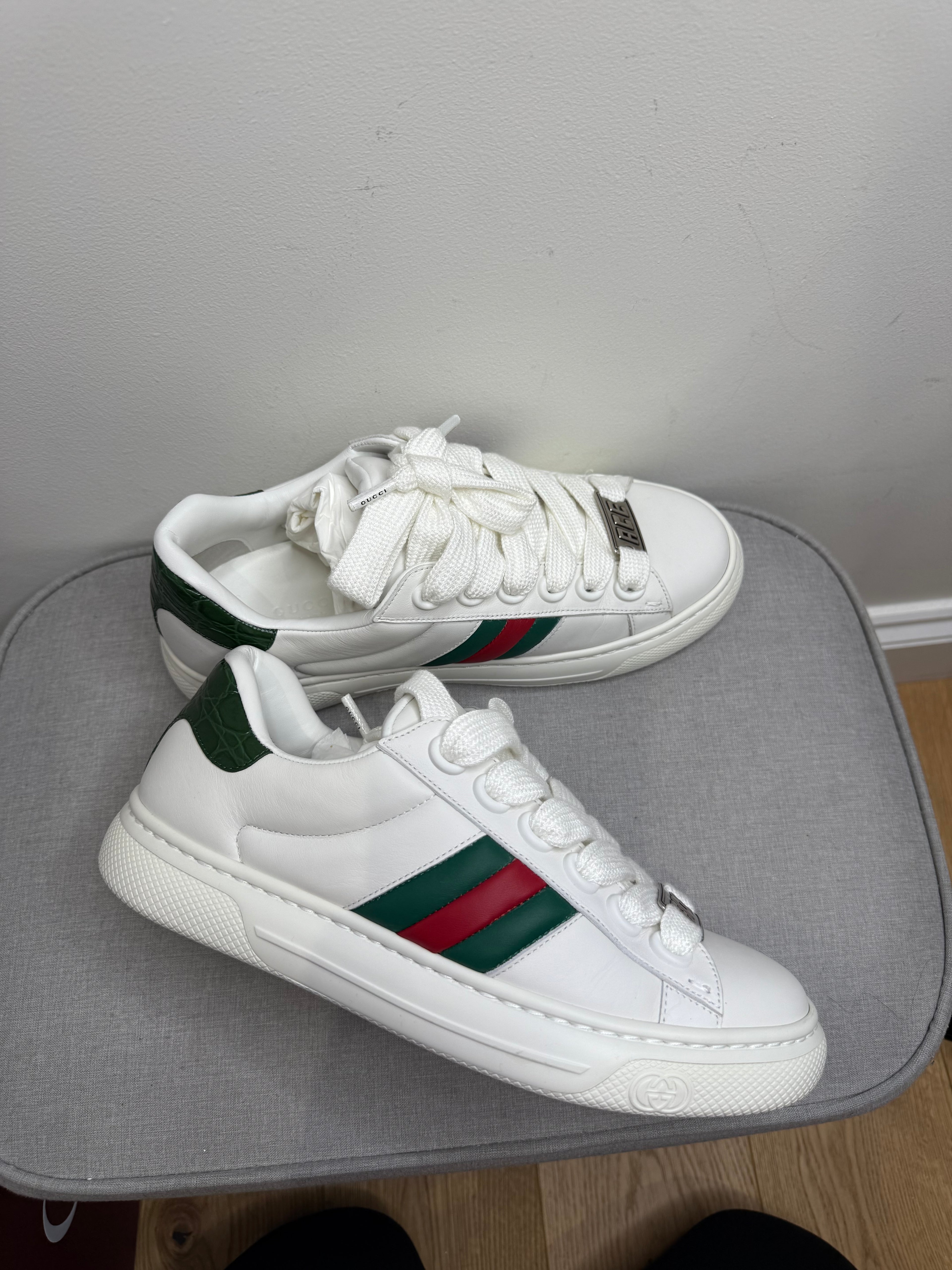 Sole detail of Gucci Ace women’s white leather trainers with green and red web stripe size EU 38