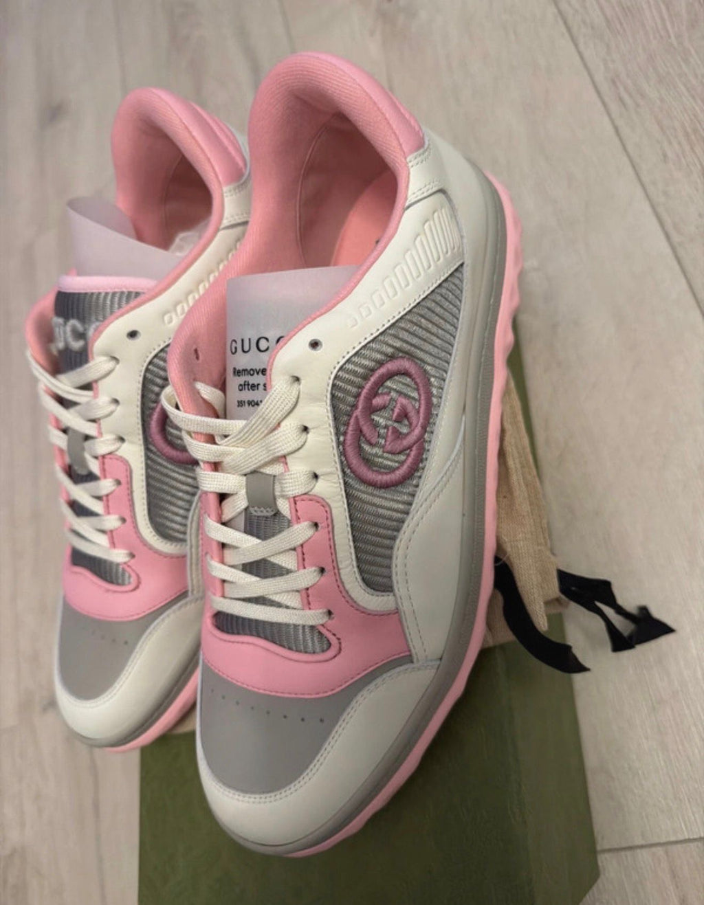 Back heel detail of Gucci MAC80 Dali trainers with soft pink accents