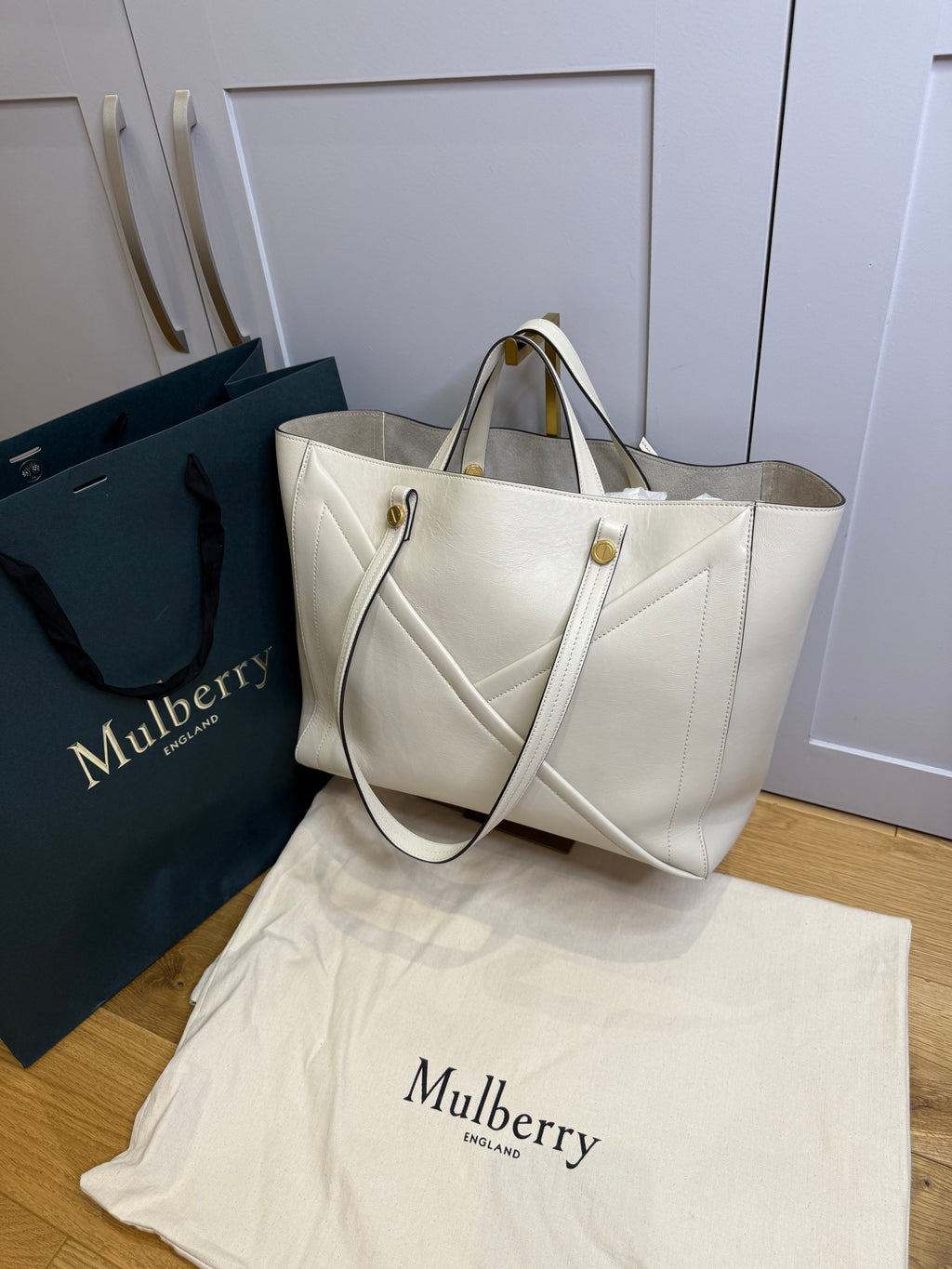 Soft gold hardware detail on Mulberry M Zipped Tote bag in chalk