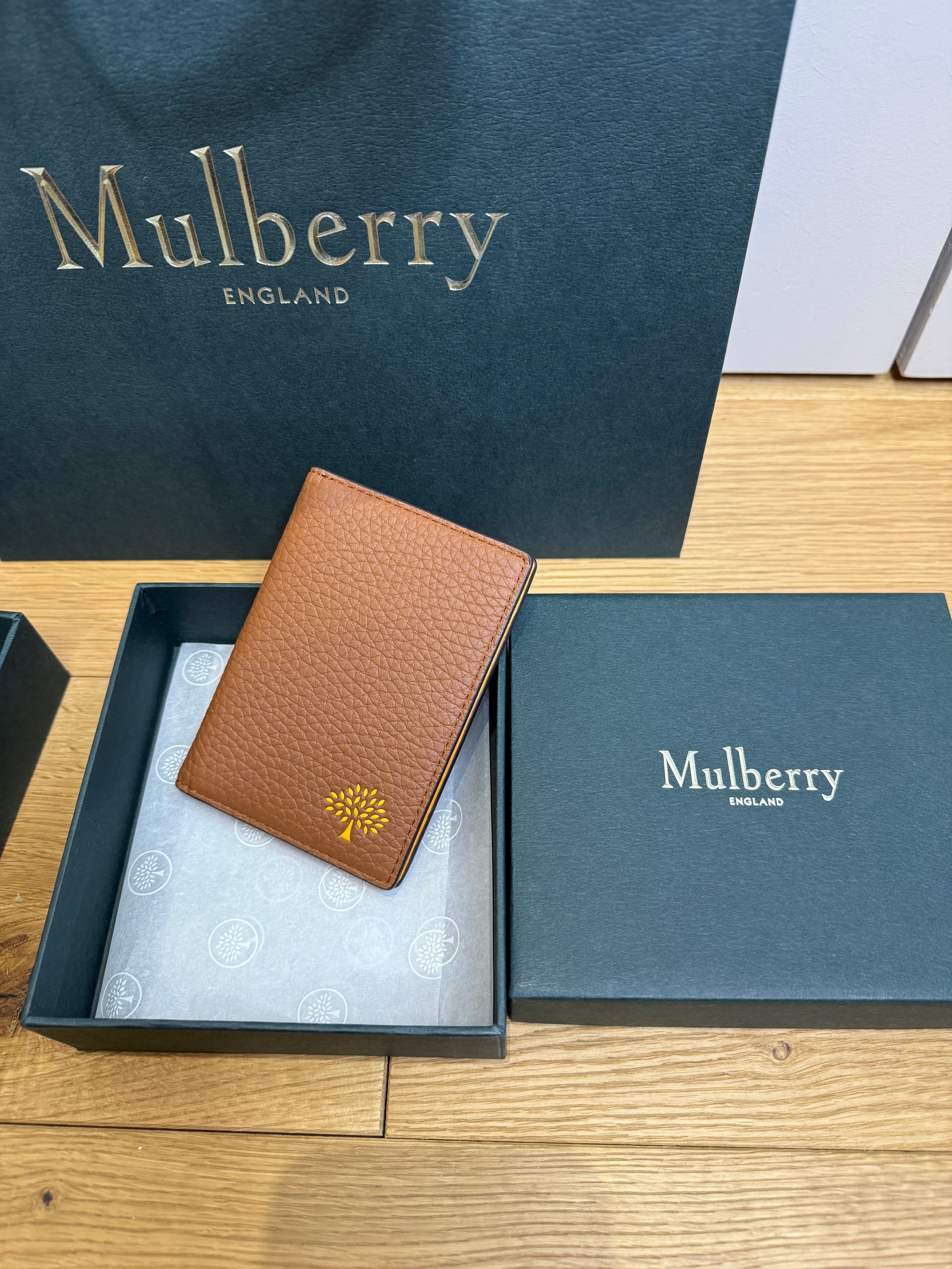 Mulberry men’s chestnut brown plaque card holder wallet – luxury leather with deep amber finish”